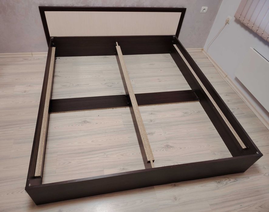 Продавам Спалня с матрак и две нощни шкафчета