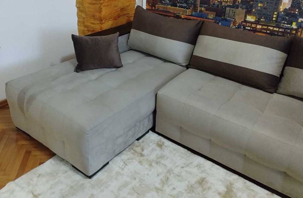 Ъглов диван с етежерка