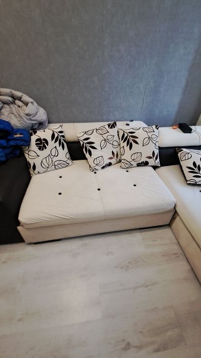 Ъглов диван с маса