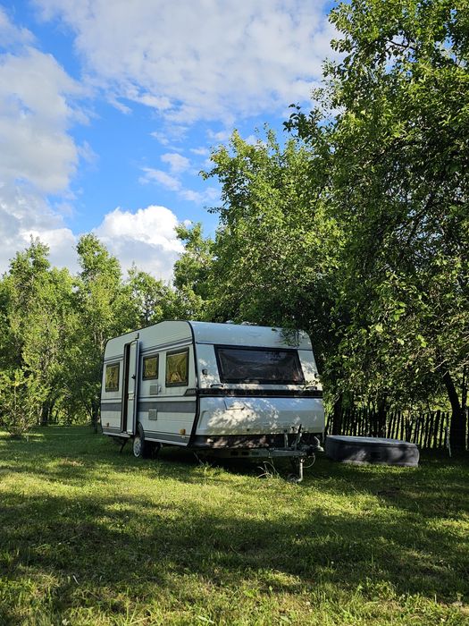 Vând rulotă Hobby 535 Prestige – pregătită pentru off-camping, stare f