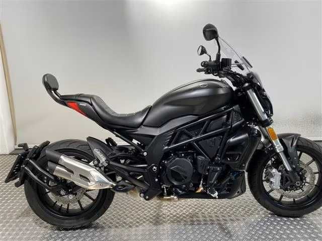 Motocicleta Benelli 502C Cruiser, dublu ABS, 2024, accesorii