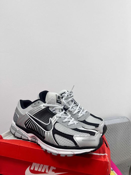 Продам мужские кроссовки NIKE