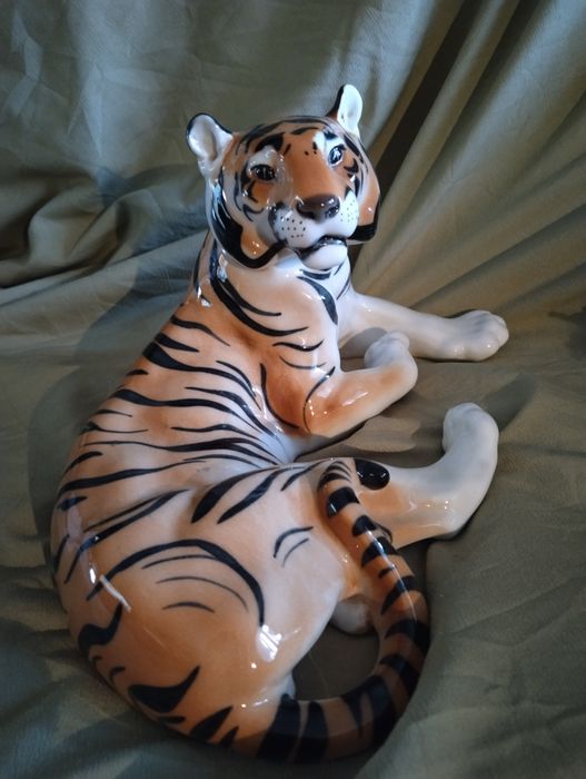 Фарфоровые статуэтки советского периода.