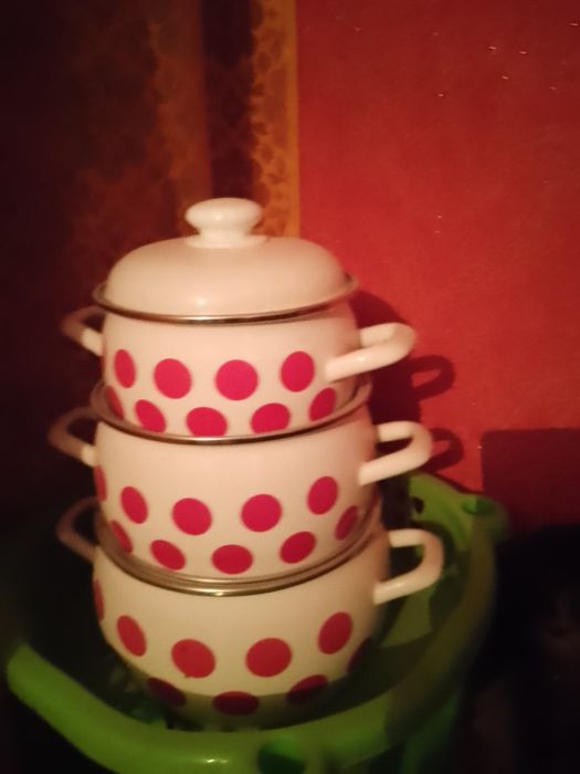 Комплект эмалированной посуды.