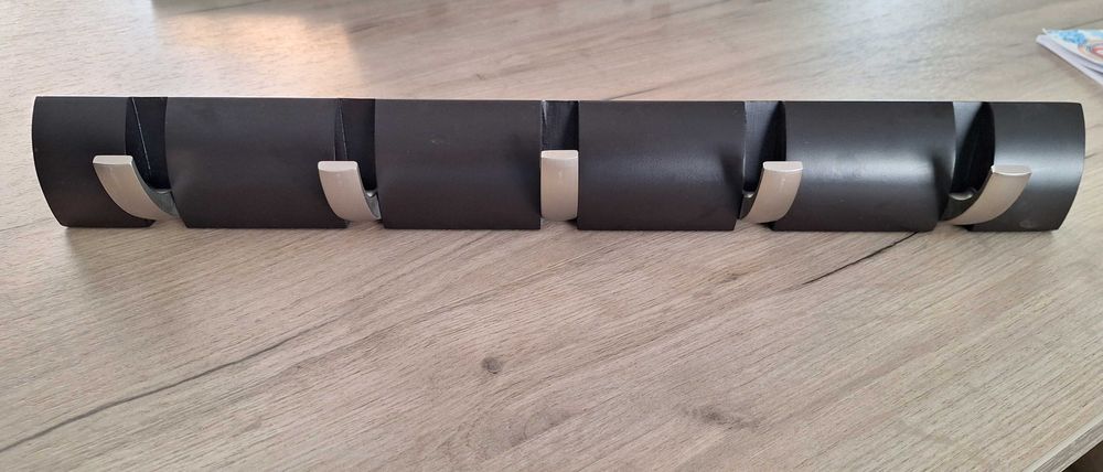 Cuier maro/ argintiu din lemn 51×6 cm