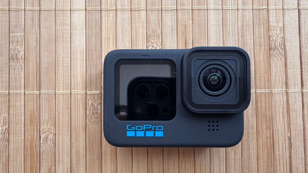 GoPro 10 Black + Оригинален калъф + Аксесоари
