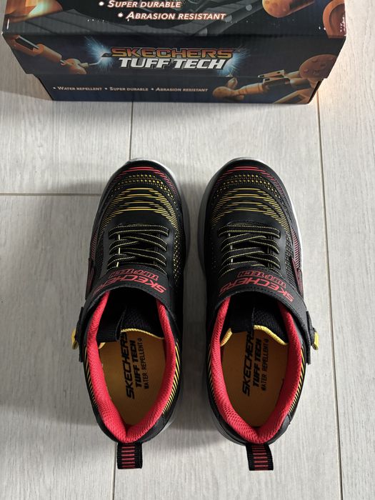 Adidasi Skechers impermeabili, marimea 35