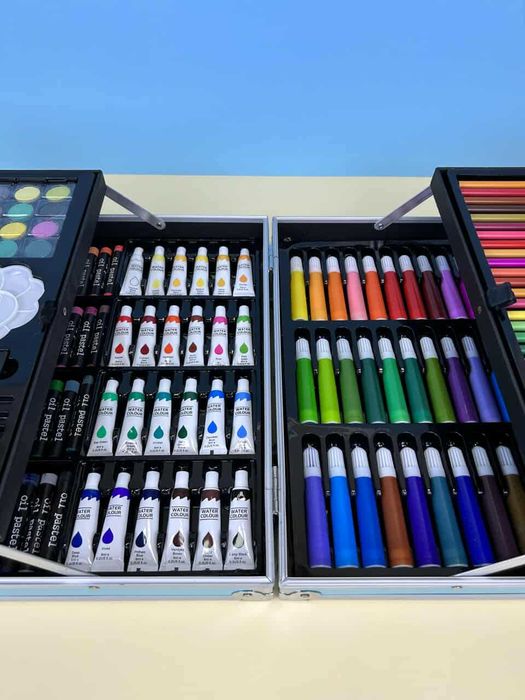 Творчески комплект за рисуване с изключително разнообразие от цветове