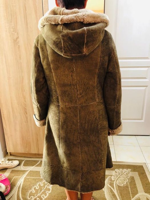 Дублёнка, овчина- очень тёплая, плотная и качественная