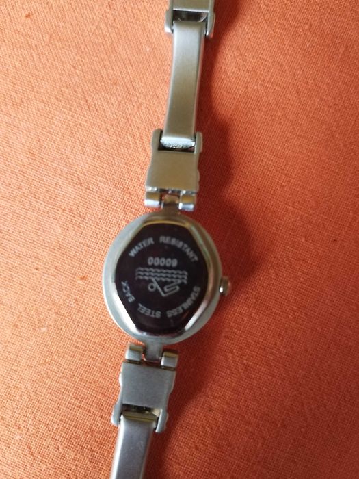 Ceas de mana, finuț, de dama de la firma Geneva. Necesita baterie noua