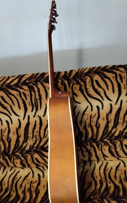 Продавам електро акустична китара SX-SD104 с електроника Fishman 301