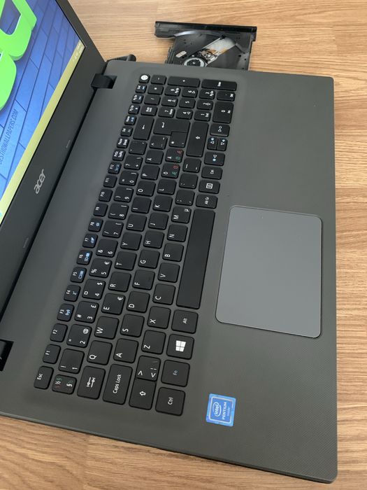 Laptop Acer Slim Display 15,6 led ,Windows 10 Pro,4gb ram ddr3,700gb memorie perfect functional cu încărcator