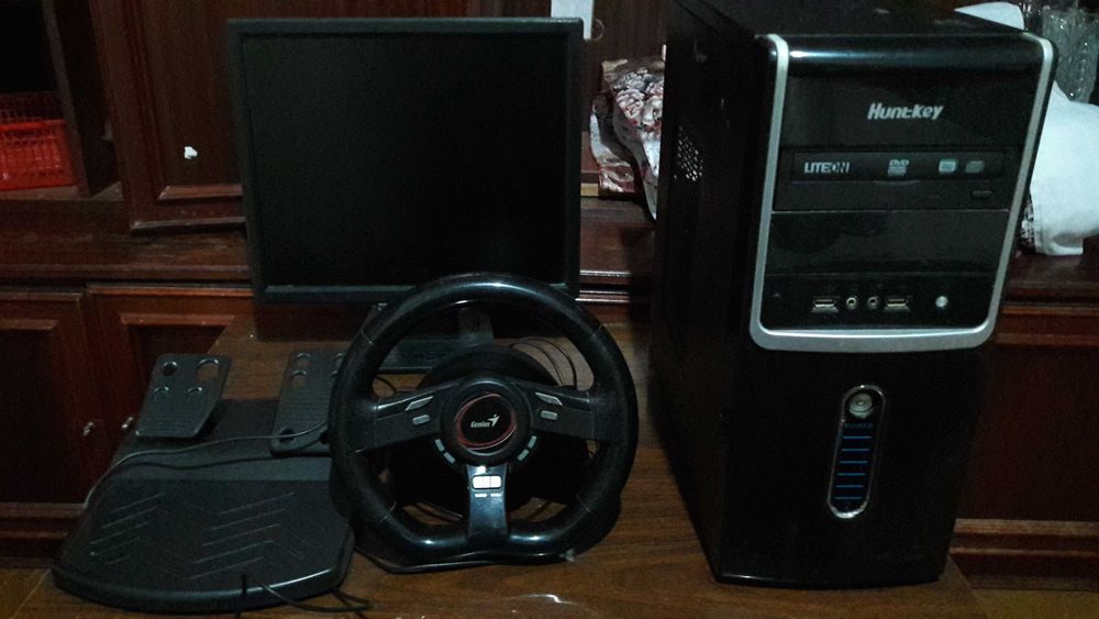 Продаётся компьютер пентиум  4ка с двумя рулями с педалями смотрите фо