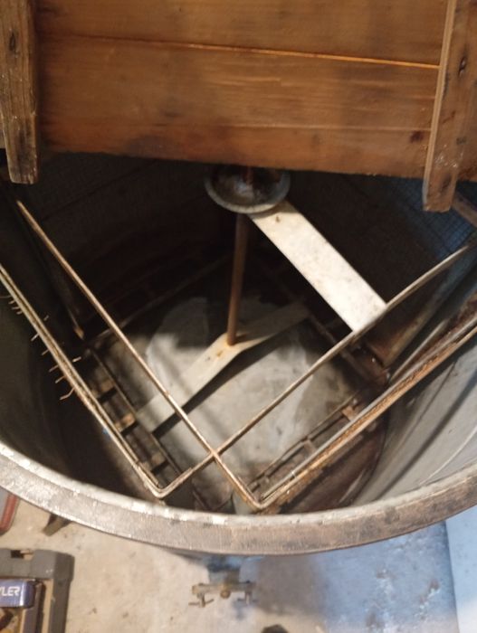 Центрофуга за пчелен мед 8-рамкова.