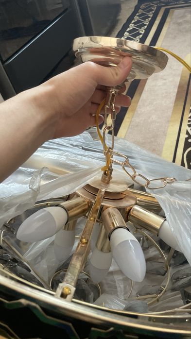 Продам люстру  новая