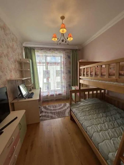 Тристаен имот в Център-НДК