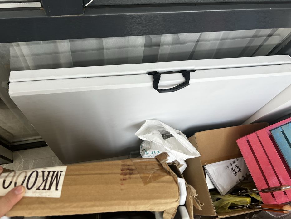 Большой стол со скамейками