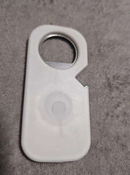 Deschizător magnetic pentru sticle