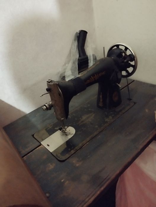 Швейная машинка со своим спец.столом