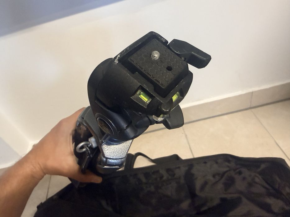 Stativ camera video foto  giottos su geanta transport si cap de trepied