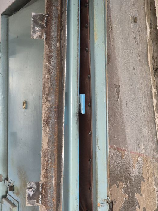 Продам дверь входную,  самовывоз