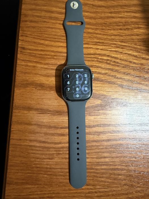 Vand Apple Watch 11 cu sticla sparta