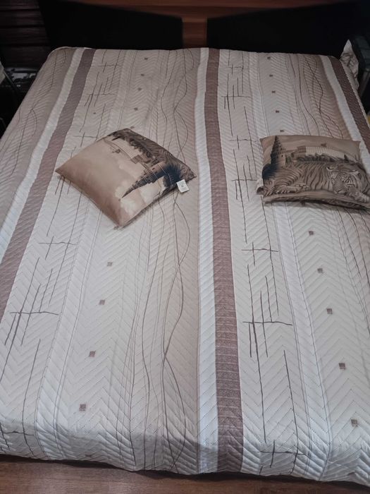 Запазена спалня с две нощни шкафчета и матрак към нея!  Материал направена е от дърво има ракла с механизъм за багаж под нея!  Размери 2 на 160.