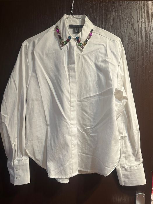 бяла риза с камъни