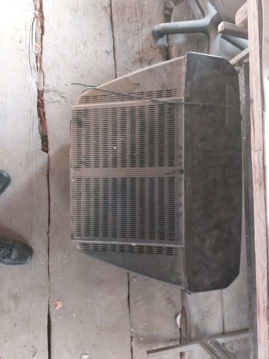 Телевизор Sony,внутри много чего есть.