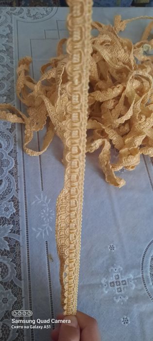 Кружева жёлтового цвета