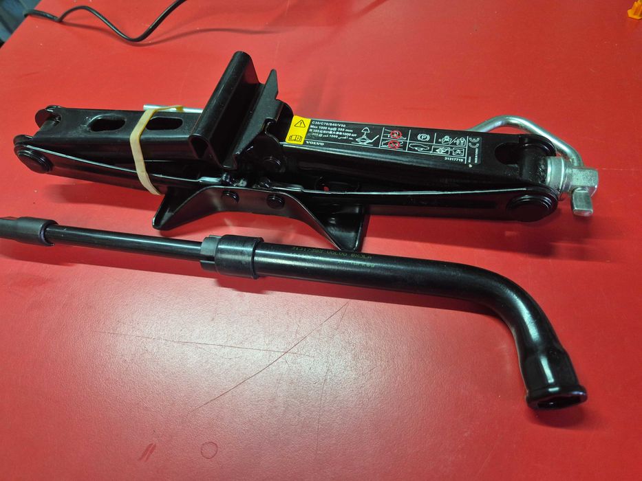 Cric AUTO OEM VOLVO C30 C70 S40 V50 XC40 XC60 S60 S90 - 1000 KG + Cheie Originala !