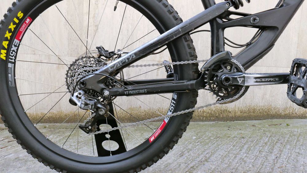 YT Capra CF Comp, ендуро, карбон 13.2 кг, 170 мм ход, RS Lyrik RC3