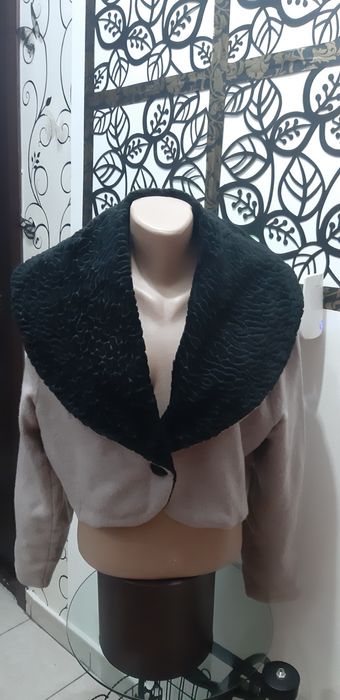 Bolero din stofa cu guler de blăniță