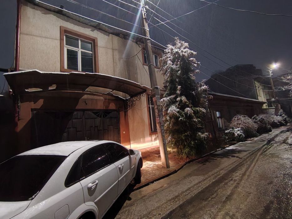 Yunsobod bodomzor Tatuv Letseyni roparasida 2.8sotik 2etaj Hovli