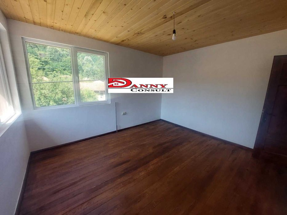 Двуетажна реновирана къща в с. Радевци - Габровски балкан