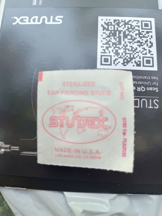 прокалываю ушки деткам и взрослым пистолетом.