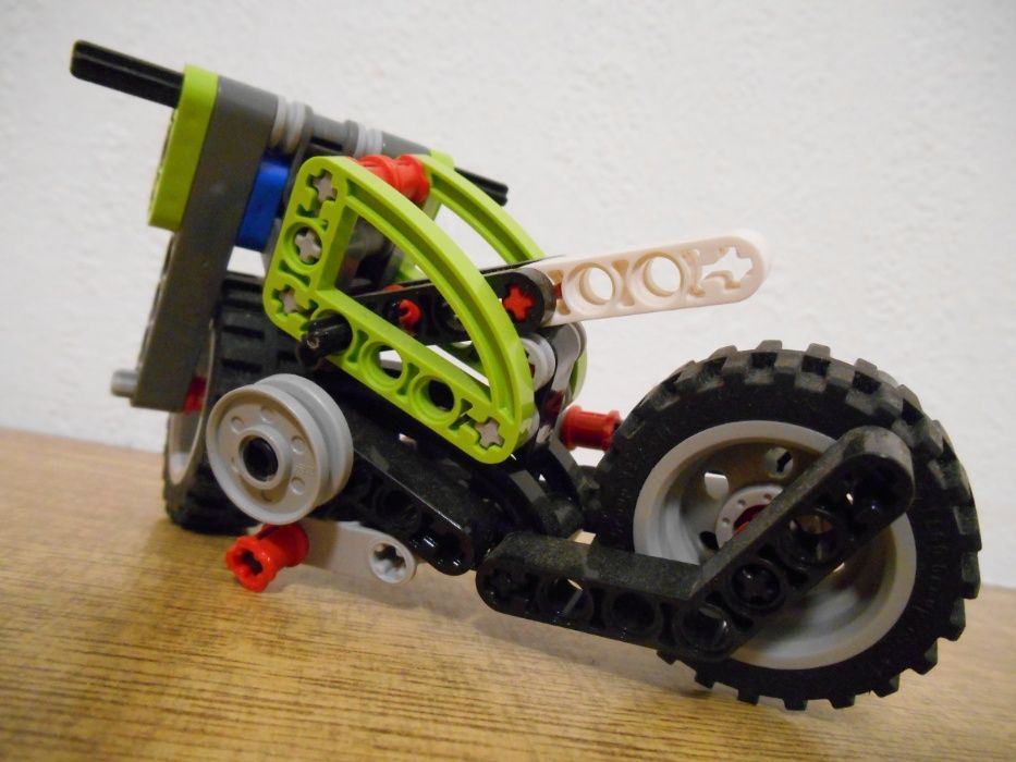 Продавам конструктор "LEGO" 2 в 1 - мотоциклет или багер