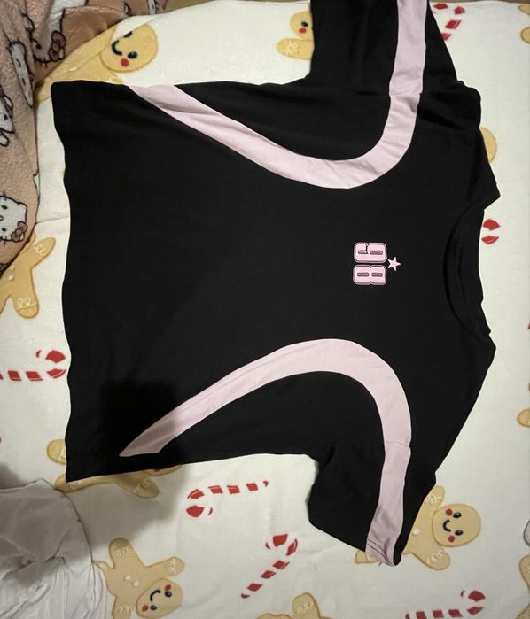 Комплект от две тениски и една блуза с дълъг ръкав.