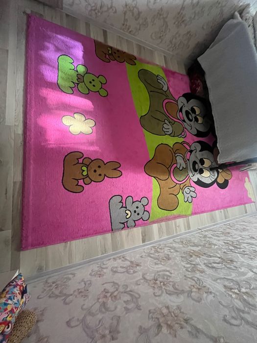 Ковер красивый и яркий размер 2/3