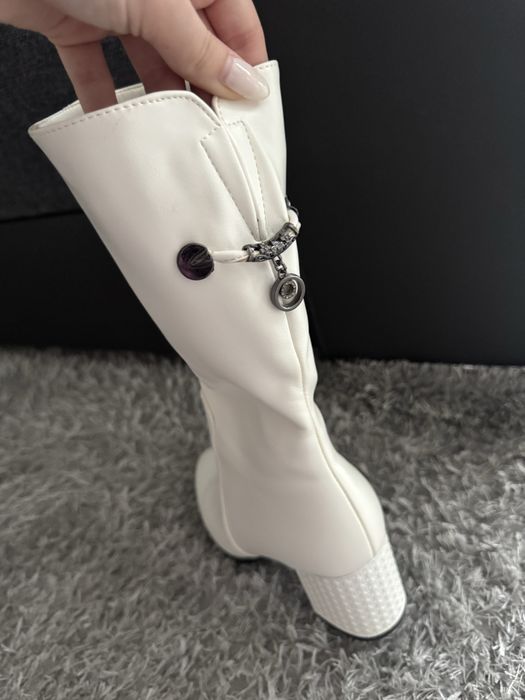 Нови бели ботички