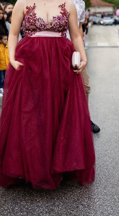 Бална рокля с ръчно бродирани елементи