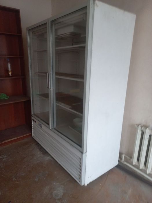 Продаю витринный холодильник