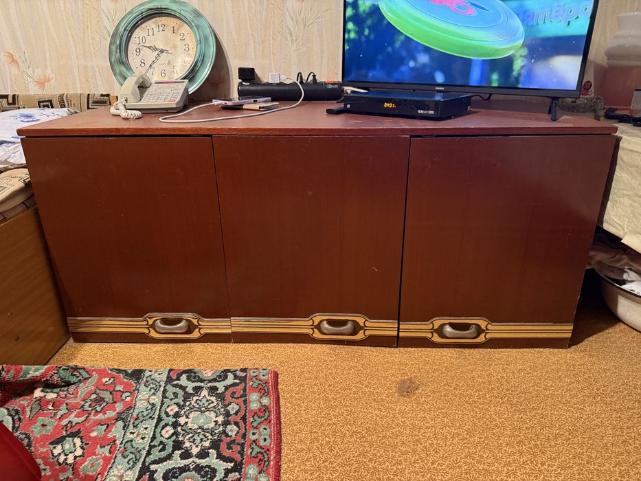 Отдам шкаф сервант стол срочно
