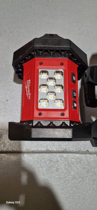 Hilti , Milwaukee reflector  pe acumulator