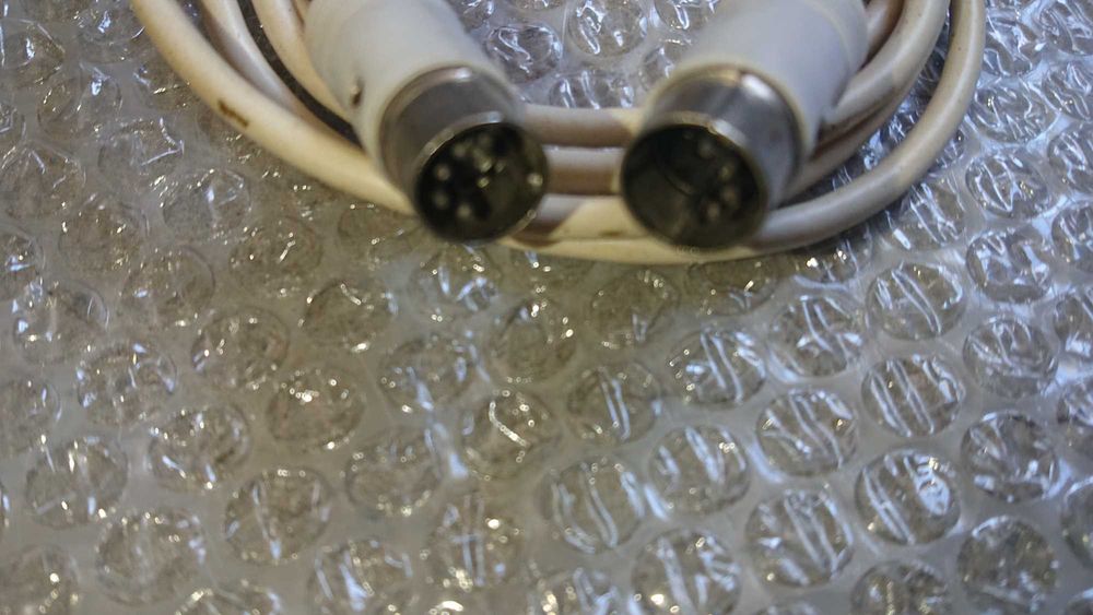 Лот аудио  видео и захранващ кабели.