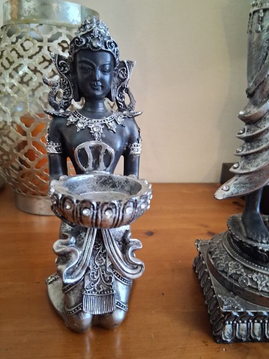 Продавам 2 статуи заедно на Буда, черна и сребърна, "Богиня Деви Тара"