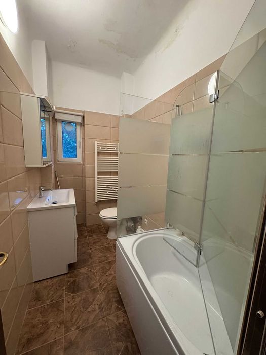 Închiriez apartament 5 camere în vilă interbelică (parter)