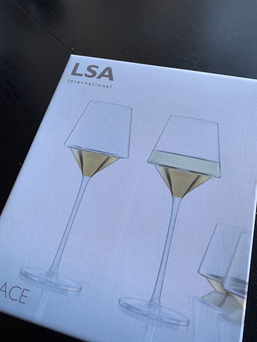 Cadou . Pahare  de vin lucrate manual . Pictate manual . LSA space .