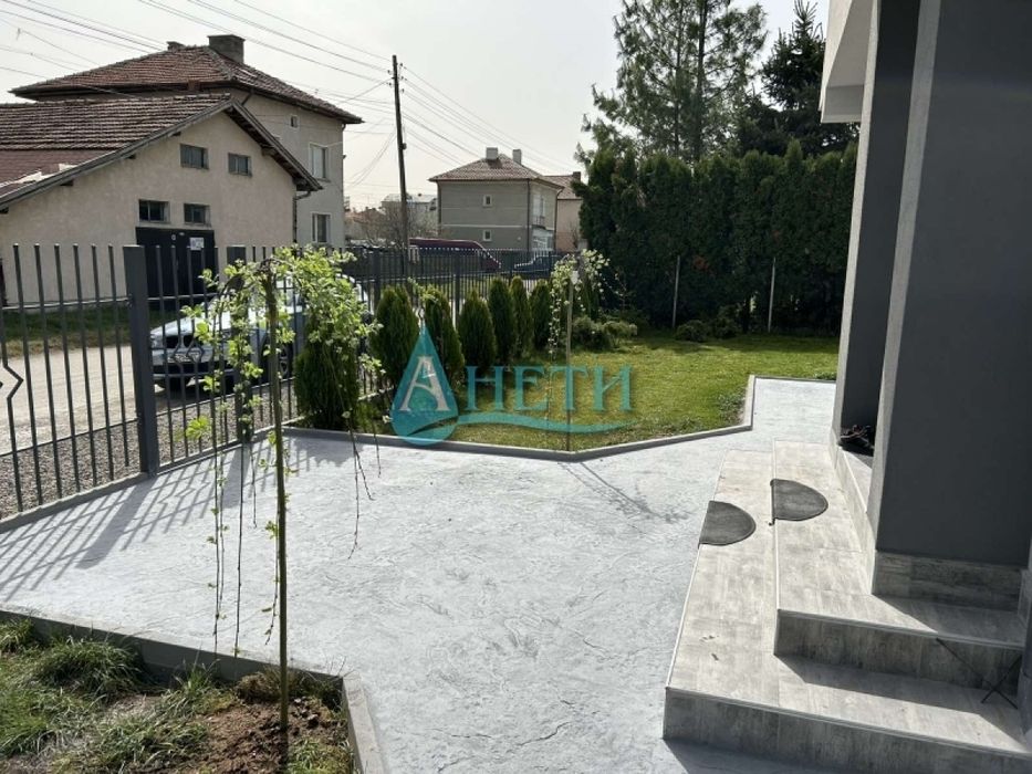 Стилно обзаведена къщи 200м2 с двор 521м2 в гр.Костинброд