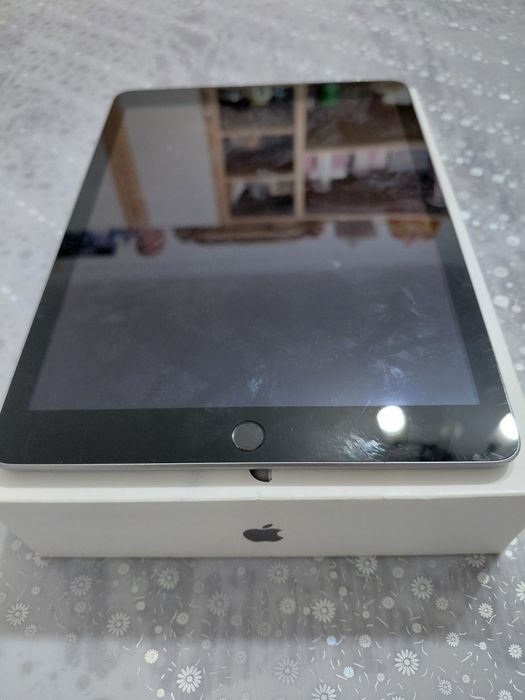 IPad оригинал. б/у. Экранның шеті бұзылған